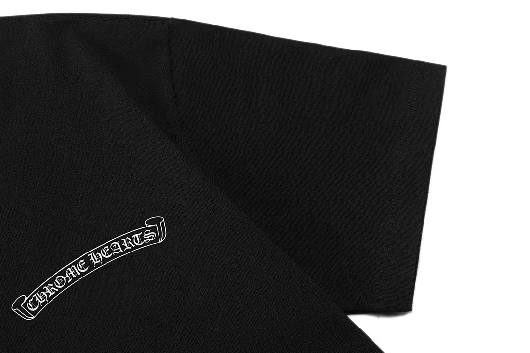 P150 Chrome Hearts Chrome Hearts 2026 official website new brand collection logo, same style for men and women, short-sleeved T-shirt ·Customized 300g 100% double yarn pure cotton fabric ·Dyeing 32 counts double-strand thread ·Collar label, hangtag, main mark and three labels complete Color: Black Size: XS S M L